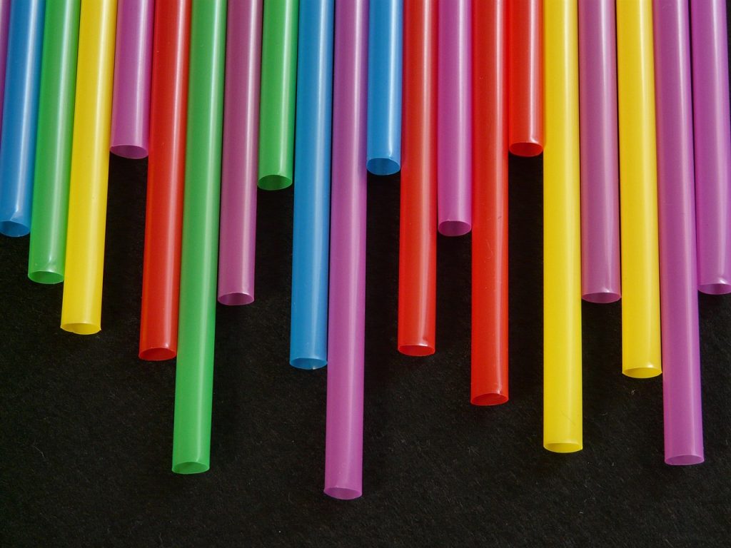 Straws litter the environment and hurt animals. If you must use one, get a reusable straw. (But you don't need one). Photo: Hans/Pixabay