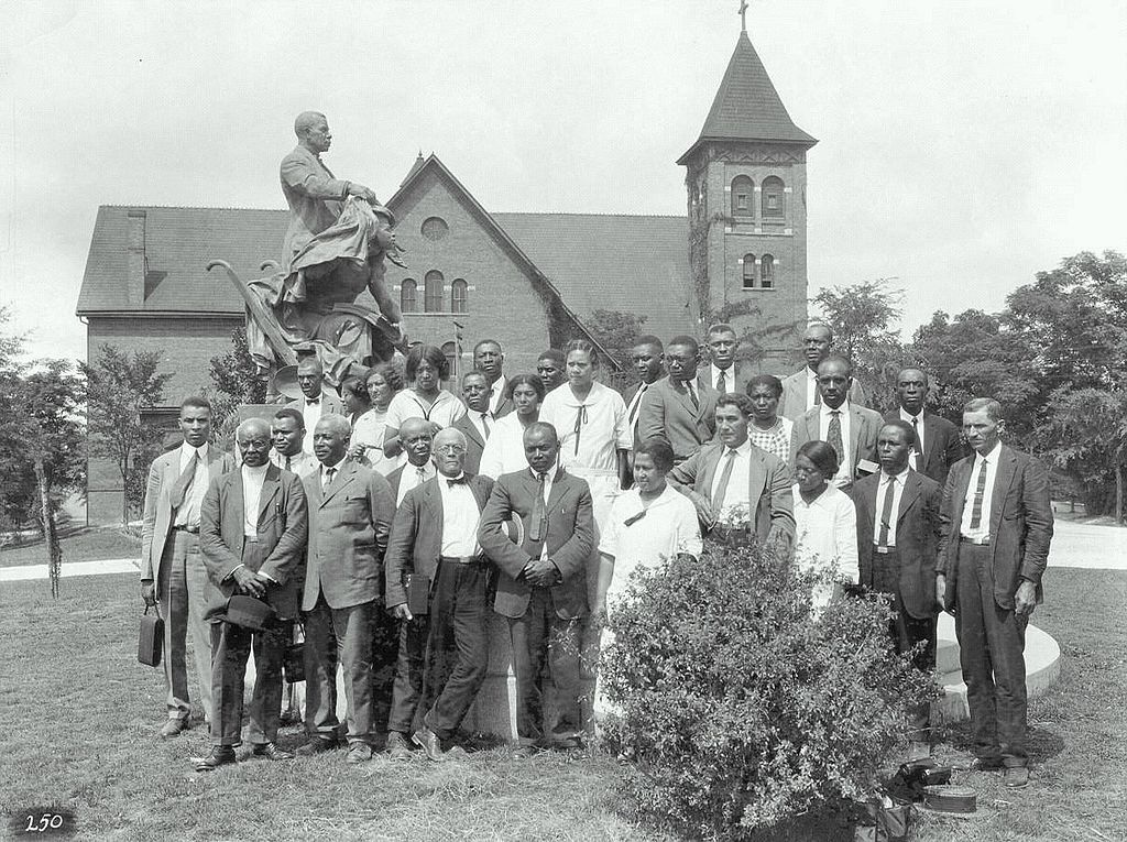 Black farm and home demonstration agents pose for a photograph under the Booker T. Washington monument at Tuskegee Institute in 1925. Photo: Wikipedia